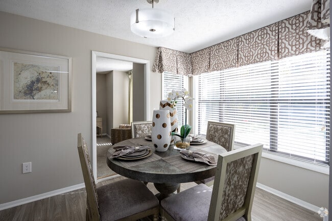 1BR, 1BA - 900SF - Dining Room