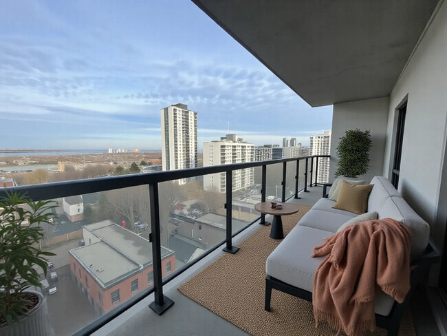 Building Photo - Stunning 2 Bed/Bath @ Platinum Condos Unit 711