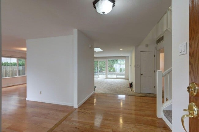 Photo - Spacious 4 Bedroom/3ba Bath Bellevue Home Available Now!