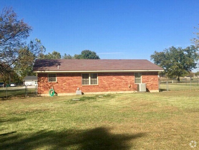 Building Photo - 3 bed 1 bath country home