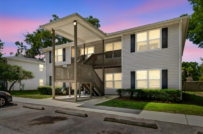 Building Photo - 702 Meadowbrook Dr