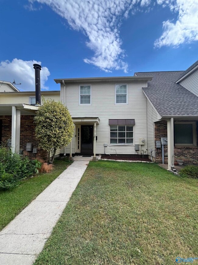 Photo - 317 Chateau Dr SW