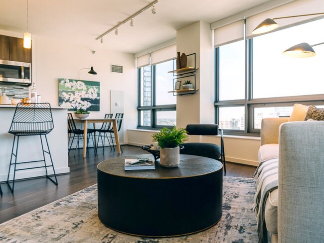 Photo - 340 W Hubbard St