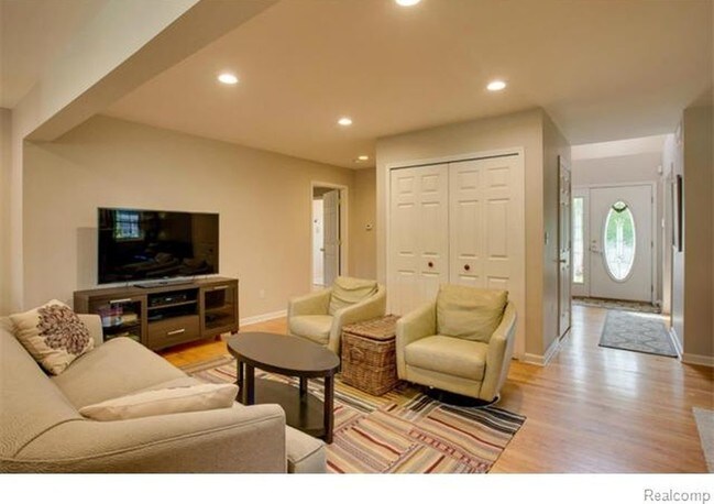 Photo - 650 W Lincoln St