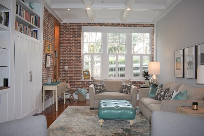 Building Photo - 67 Legare St Rental