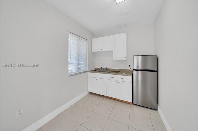 Building Photo - 7555 SW 28th Street Rd Unit b