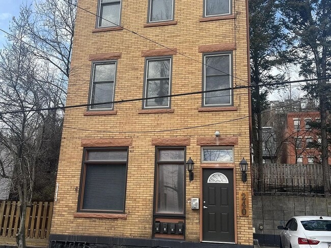 Building Photo - 240 Carrington St Unit #3