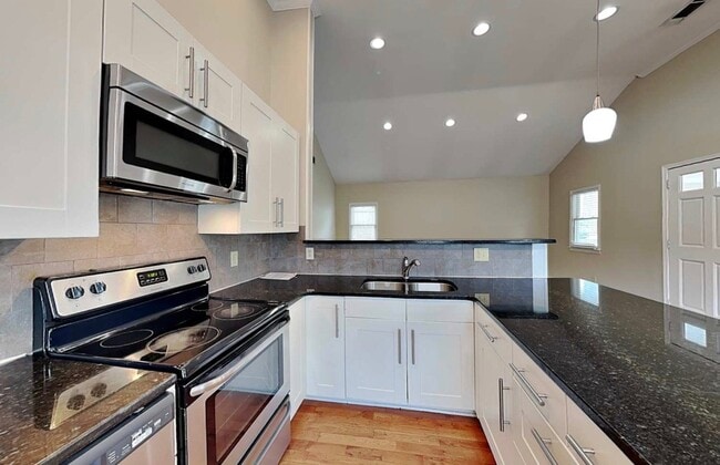 Photo - 1551 New St NE
