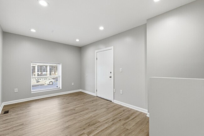 Photo - 2429 Barclay St