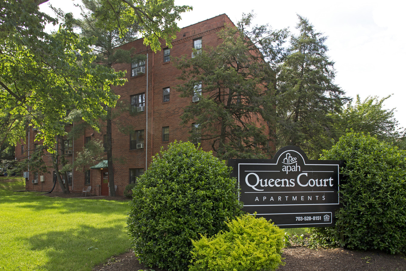 Queens Court Apartments - Queens Court Apartments