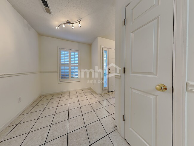 Photo - 110 Exeter Ct