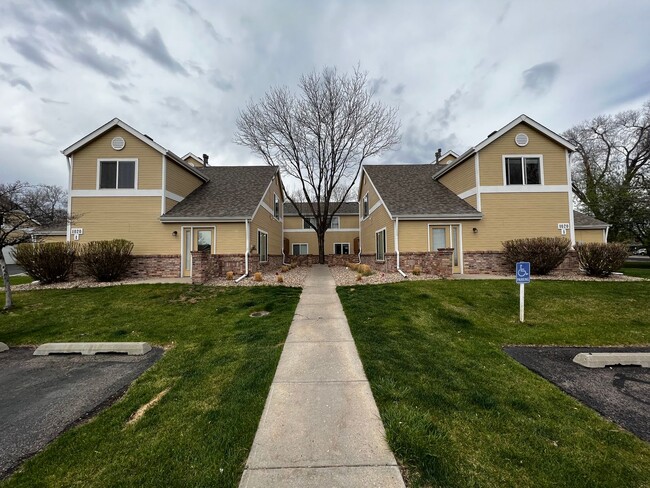 Building Photo - 2 Bed Charmer with Mountain Backdrop