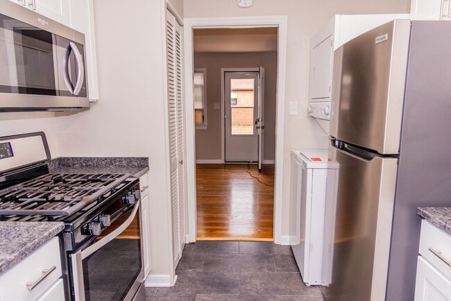 Building Photo - ONE MONTH FREE-Sign by 2/28/2026: Walk to Carytown & the Fan Unit 1905-B