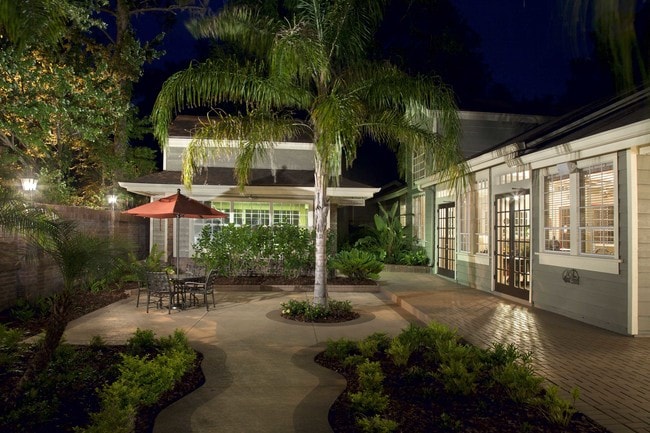 Patio al aire libre al atardecer