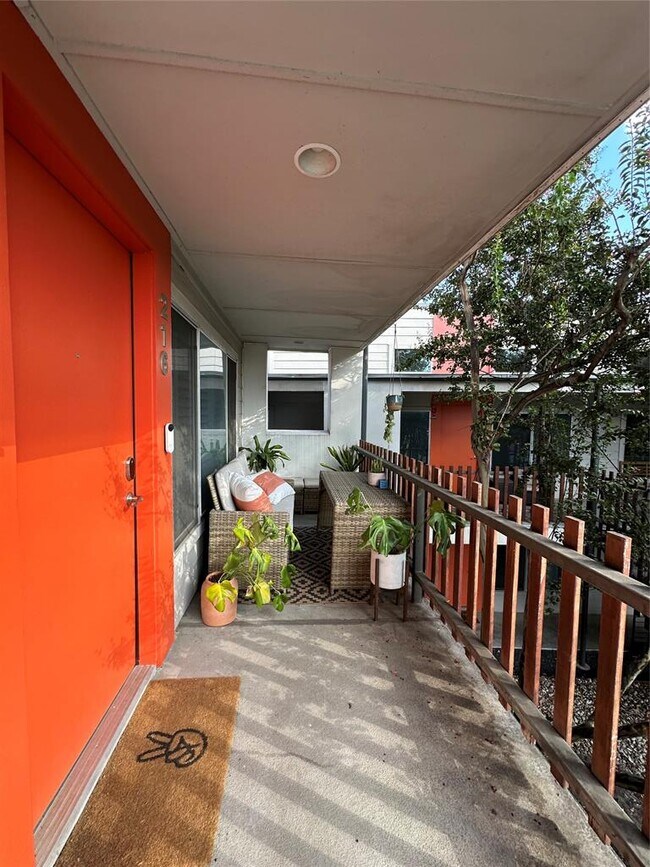 Building Photo - 2200 Dickson Dr Unit 216