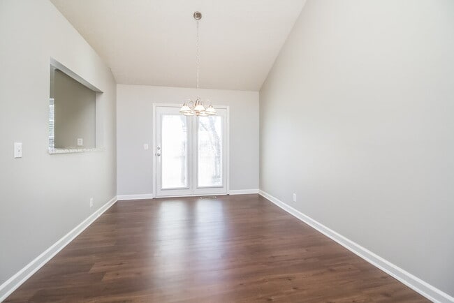 Photo - 3261 Clapham Rd