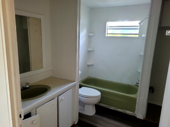 Photo - 205-437 Holt Ave