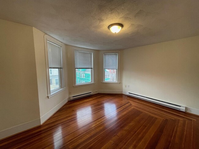 Building Photo - 14 Garrison Ave Unit #9