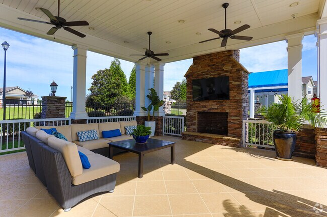 Poolside Lounge