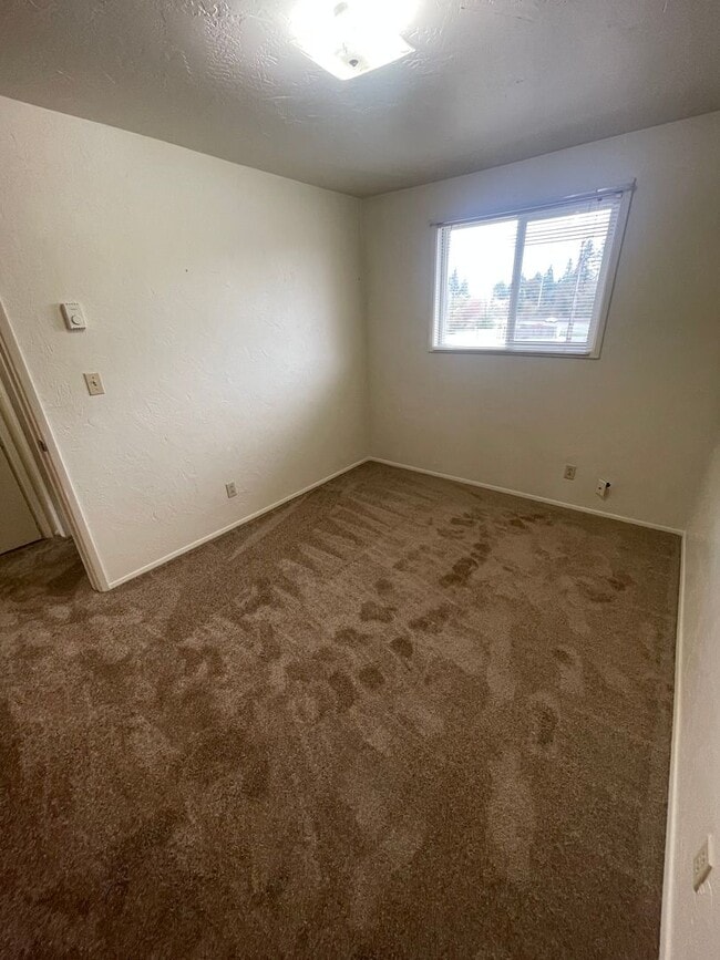 Building Photo - Large 2 Bedroom over looking the Golf Course! Unit #14