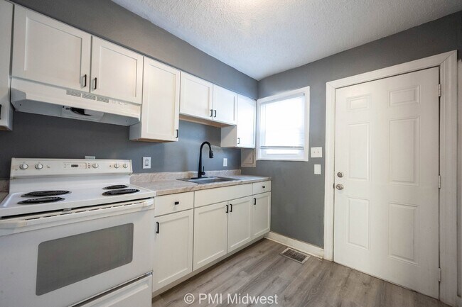 Photo - "Charming 2-Bedroom Retreat in Indianapolis – Cozy 900 Sq Ft Living!"