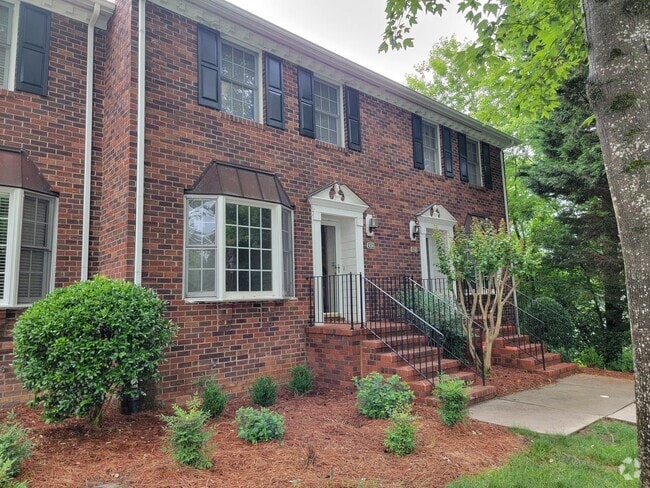 Building Photo - 2 Bedroom 3.5 Bathroom Town home located i...