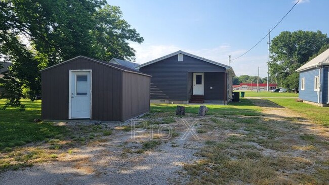 Photo - 905 W 3rd St