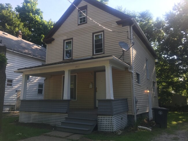 Building Photo - 1017 La Croix Ave Rental