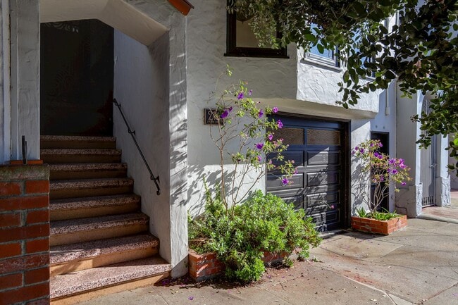 Building Photo - 3 Bed / 2 Bath Cayuga Terrace single family home with garage parking and private backyard. YouTub...