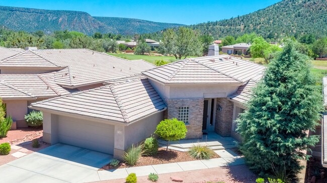 Building Photo - Open, light and bright, quiet Sedona Golf ... Rental