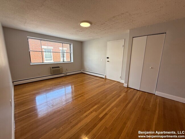 Building Photo - 125 Babcock St Unit 4H Rental