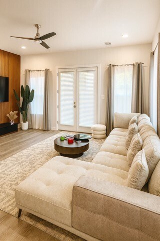 Photo - 8419 Woodward St