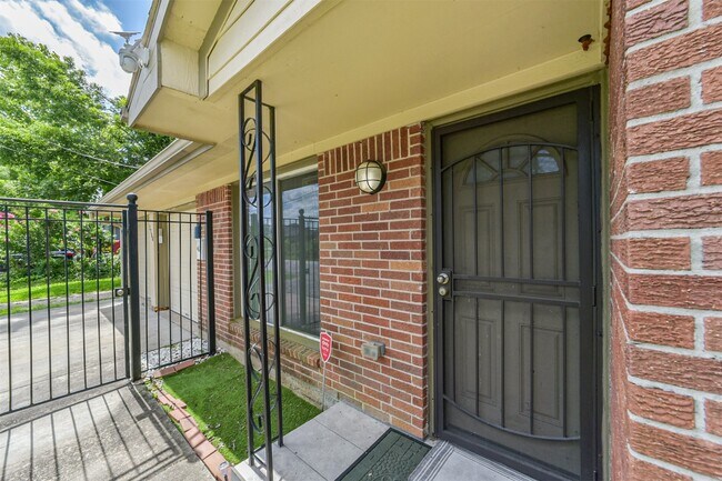 Photo - 3700 Stassen St