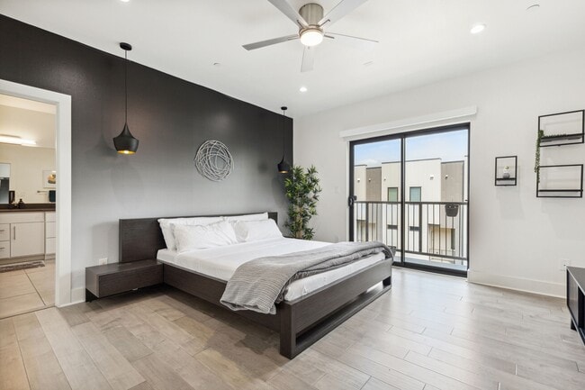 Building Photo - 422 W 9th St Unit 106