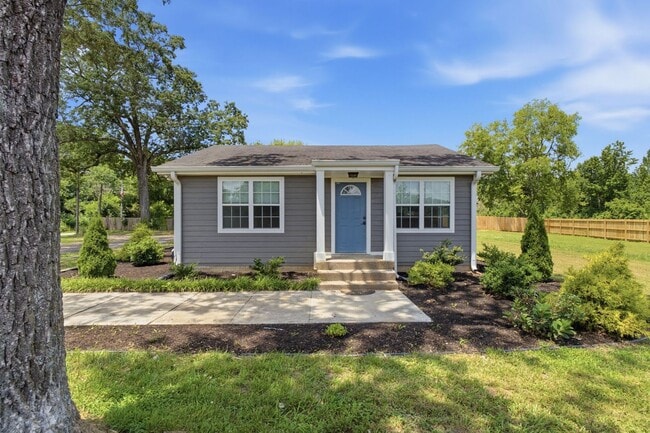 Building Photo - Charming Updated Home with Expansive Yard in Joelton!