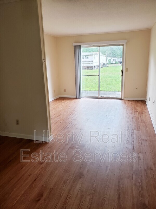 Photo - 989 Live Oak Dr