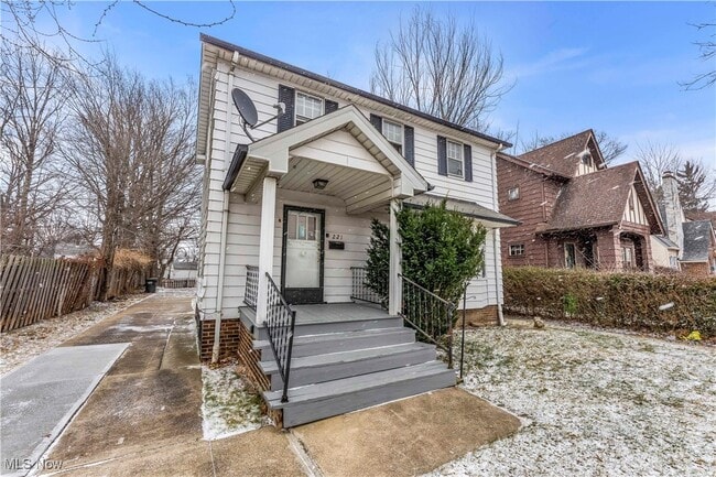 Photo - 221 E 266th St