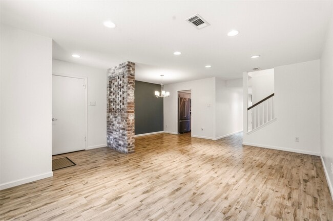 Photo - 450 N Post Oak Ln