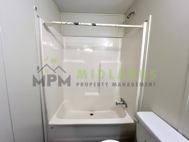 Photo - 575 Forts Pond Rd