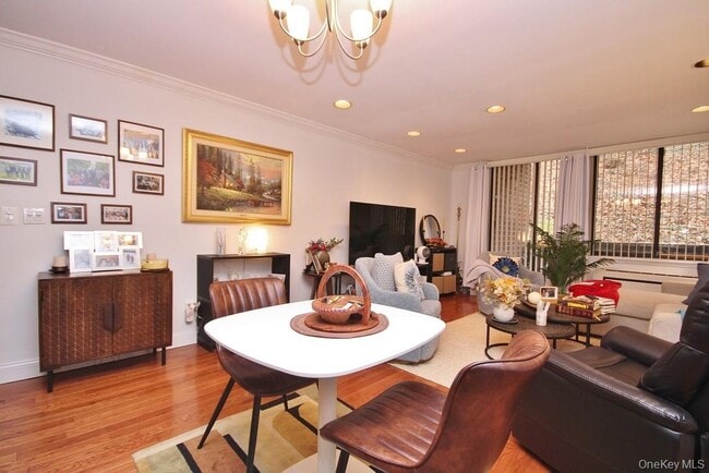 Building Photo - 1374 Midland Ave Unit 101