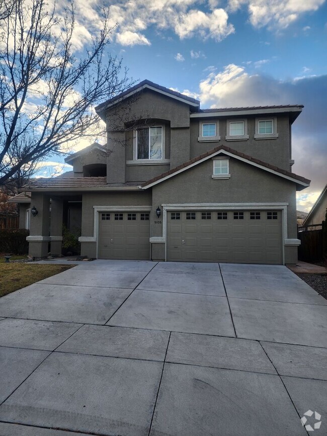 Building Photo - Gorgeous 5 bedroom, 3-car garage home in S...