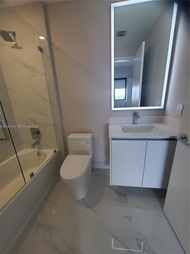 Photo - 700 NE 24th St Unidad 1101