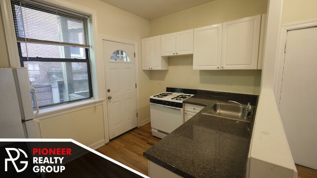 Photo - 717 W Barry Ave