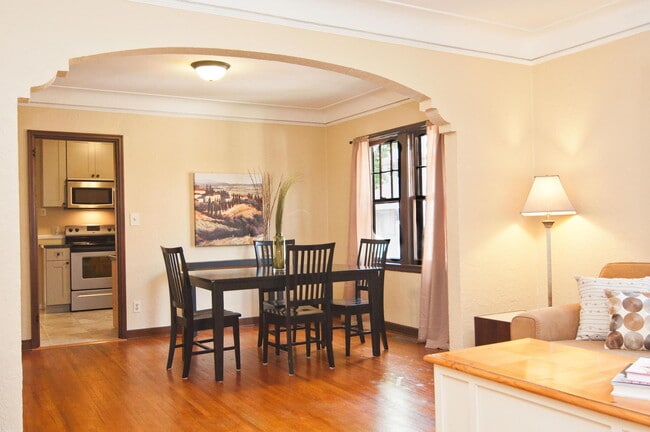 Photo - Spacious 3-Bedroom Duplex with Garage and 2 bathrooms in Minneapolis! Unit B