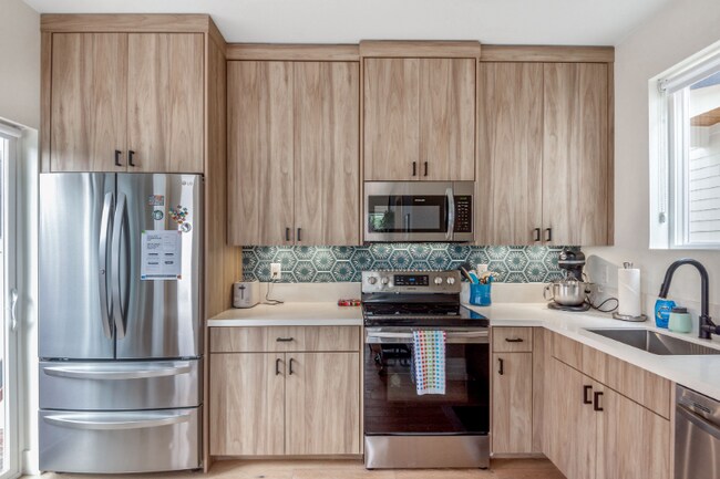 Photo - 461 NE Church St