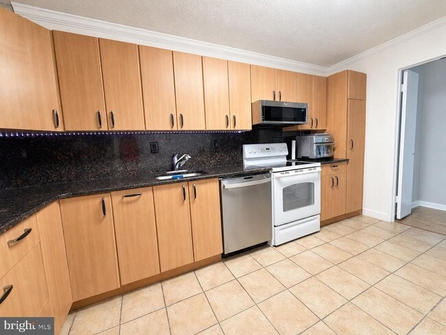 Building Photo - 307 Yoakum Pkwy Unit 1404