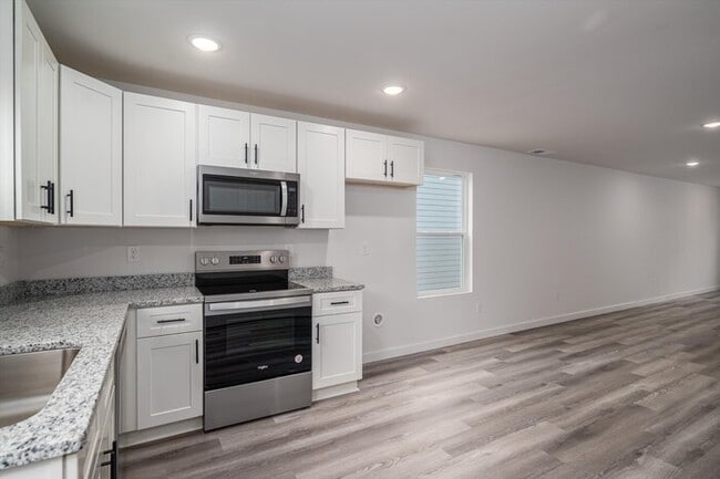 Building Photo - Live Brand-New in Hickory – Modern 3BR Tow... Rental