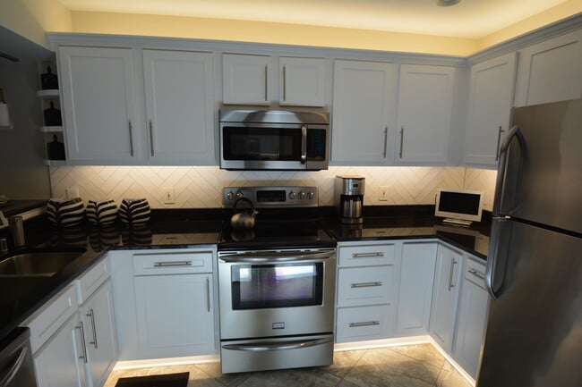 Tile backsplash & under cabinet lighting - Canterbury Crossing