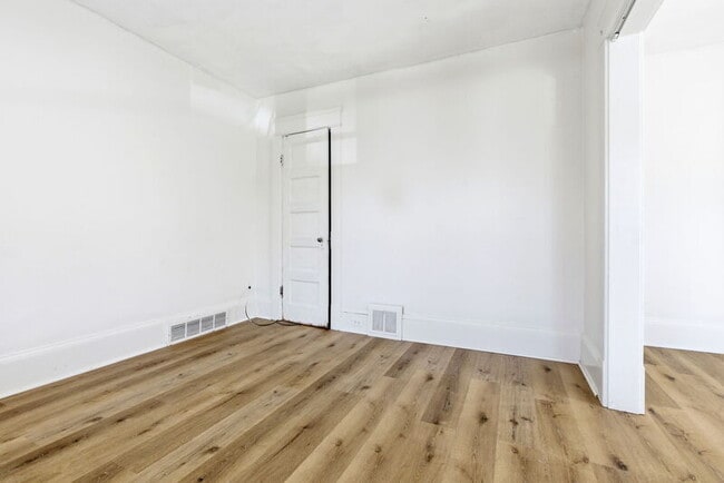 Photo - 2935 E 121st St Unit Upper