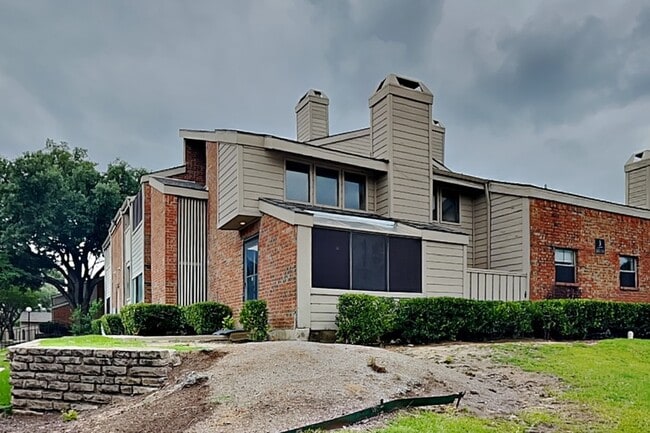 Building Photo - 9600 Royal Ln Unit Apt 301